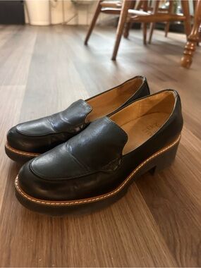 Naturalizer Black Leather Platform Loafers with Contrast Stitching